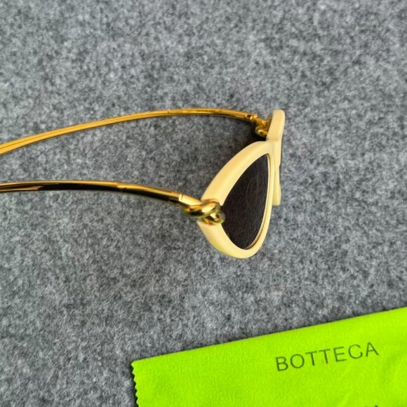 Bottega Veneta Slim Cat Eye Sunglasses Cream Ivory w/ Gold Arms Retro Chic main image 4